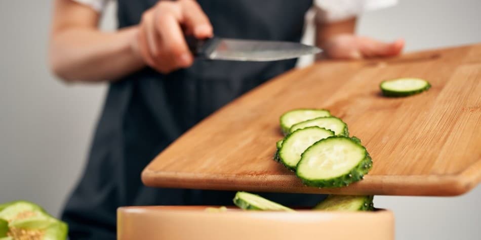 prepparing cucumber for guinea pigs